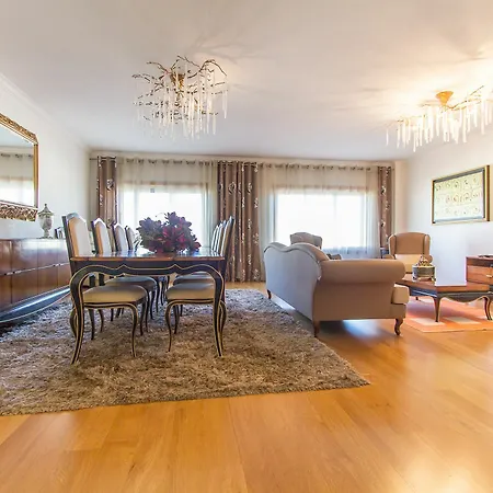 Expo Luxurious By Homing Apartment